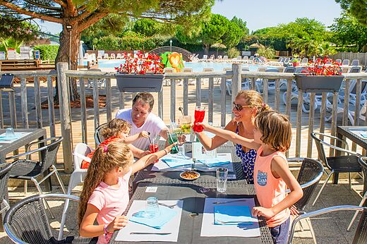Famille trinquant au restaurant ext�rieur du camping CAPFUN Quatre Vents d'Ol�ron.