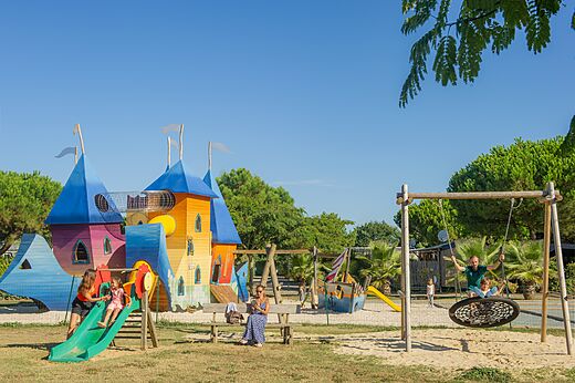Aire de jeux avec ch�teau, toboggan, balan�oires au camping CAPFUN Quatre Vents d'Ol�ron � St Georges d'Ol�ron (17).