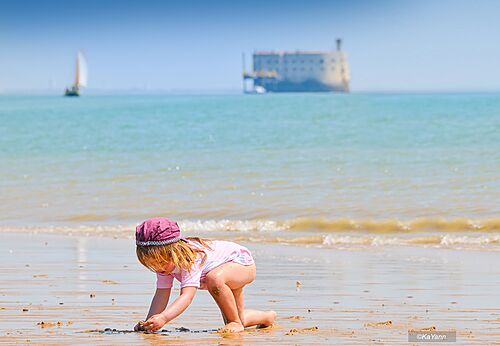 Enfant jouant sur la plage de sable au camping CAPFUN Quatre Vents d'Ol�ron � St Georges d'Ol�ron (17).