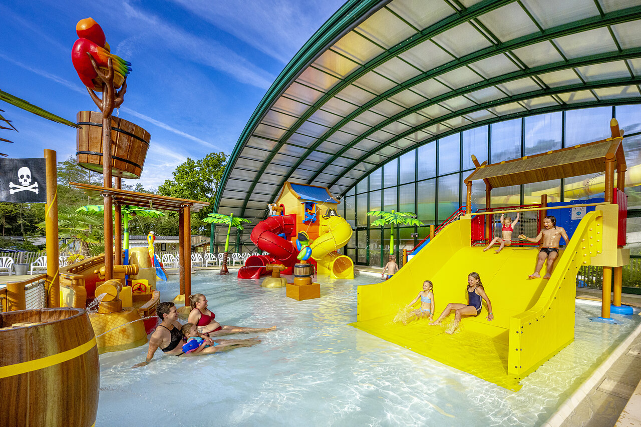 Parc aquatique couvert avec toboggans et jeux d'eau au camping CAPFUN Rakelbos � Westelbeers.
