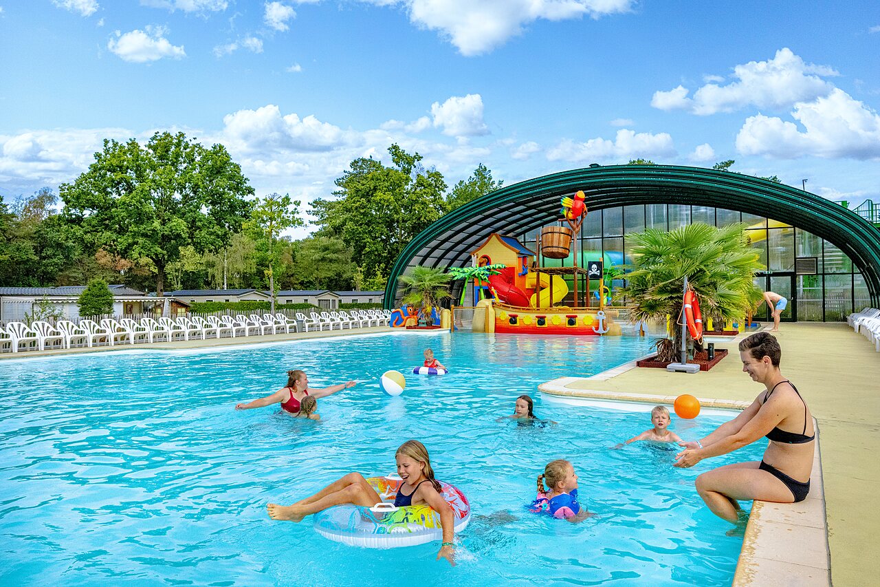 Piscine ext�rieure avec jeux aquatiques et familles au camping CAPFUN Rakelbos � Westelbeers.