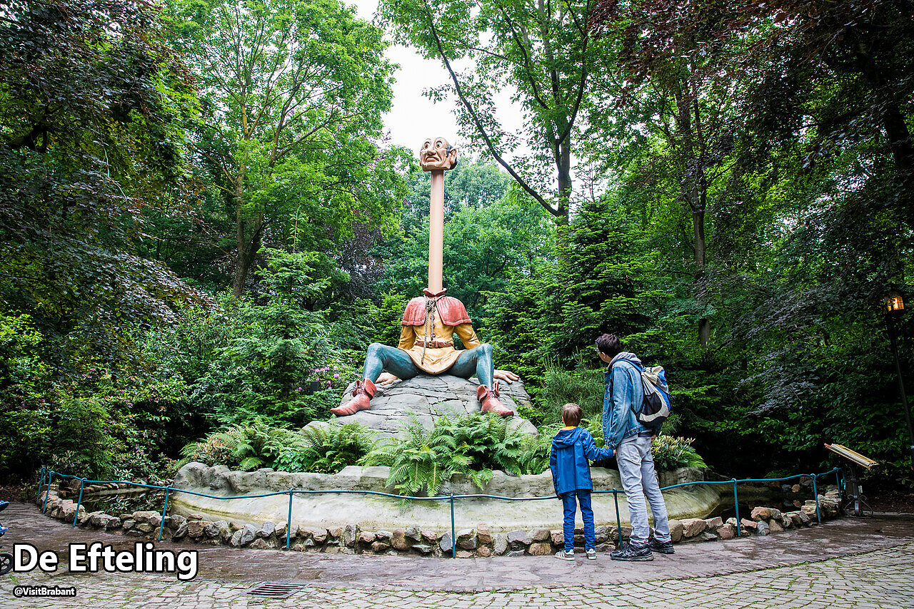 Statue du conte de f�es Lange Nek � Efteling, parc � th�me en Brabant-Septentrional.