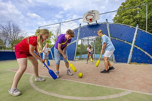 Activité jeu de batte sur terrain multisport au camping CAPFUN Rakelbos à Westelbeers.