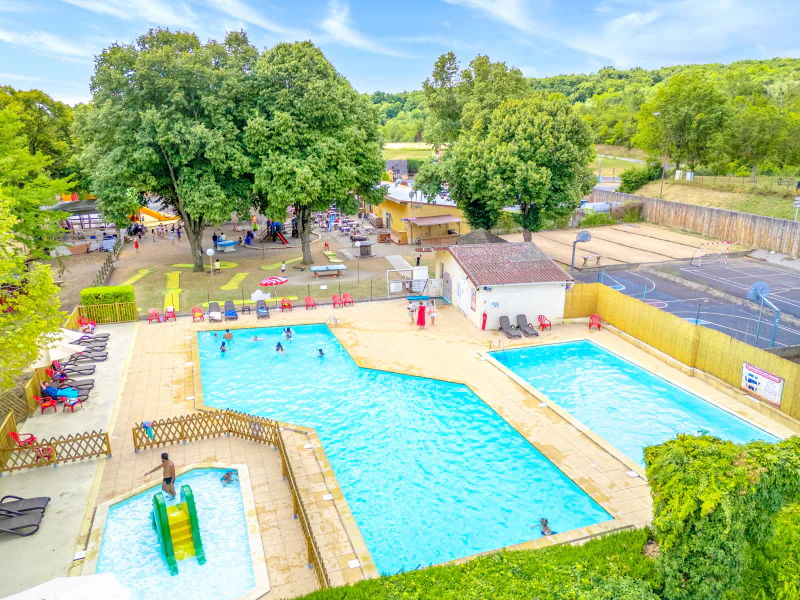 Piscines, toboggan, mini-golf et jeux au camping CAPFUN Ranch des Volcans.