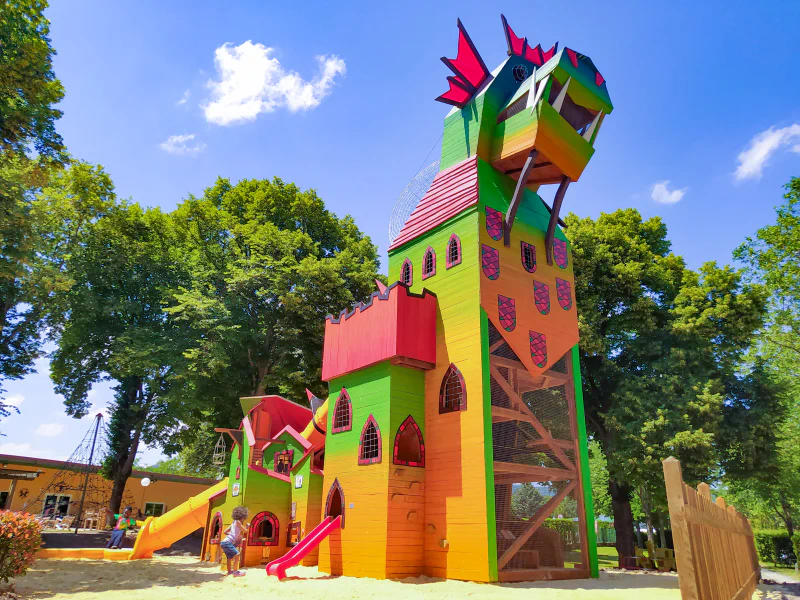 Aire de jeux dragon g�ante avec toboggans au CAPFUN Ranch des Volcans.