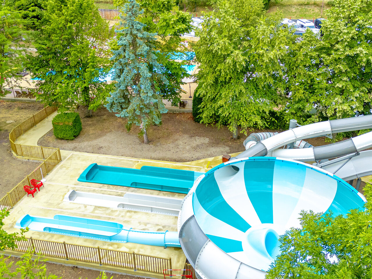 Toboggans aquatiques g�ants avec entonnoir au camping CAPFUN Ranch des Volcans � Chatel-Guyon (63).