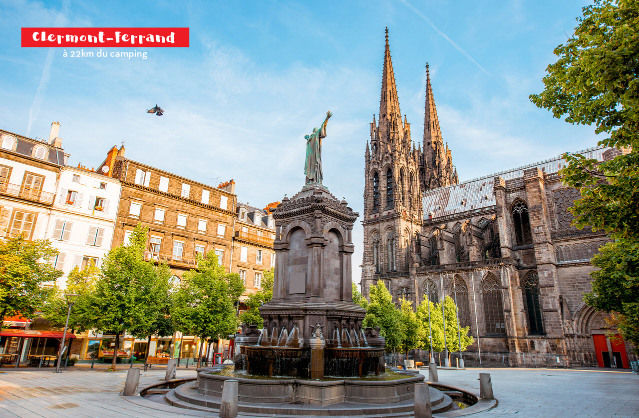 Cath�drale de Clermont-Ferrand et place de la Victoire, ville � visiter pr�s du camping.