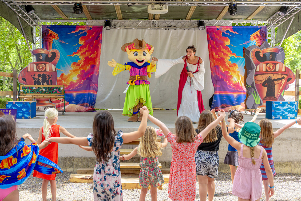Spectacle d'animation avec mascotte et enfants au camping CAPFUN Ranch des Volcans � Chatel-Guyon (63).