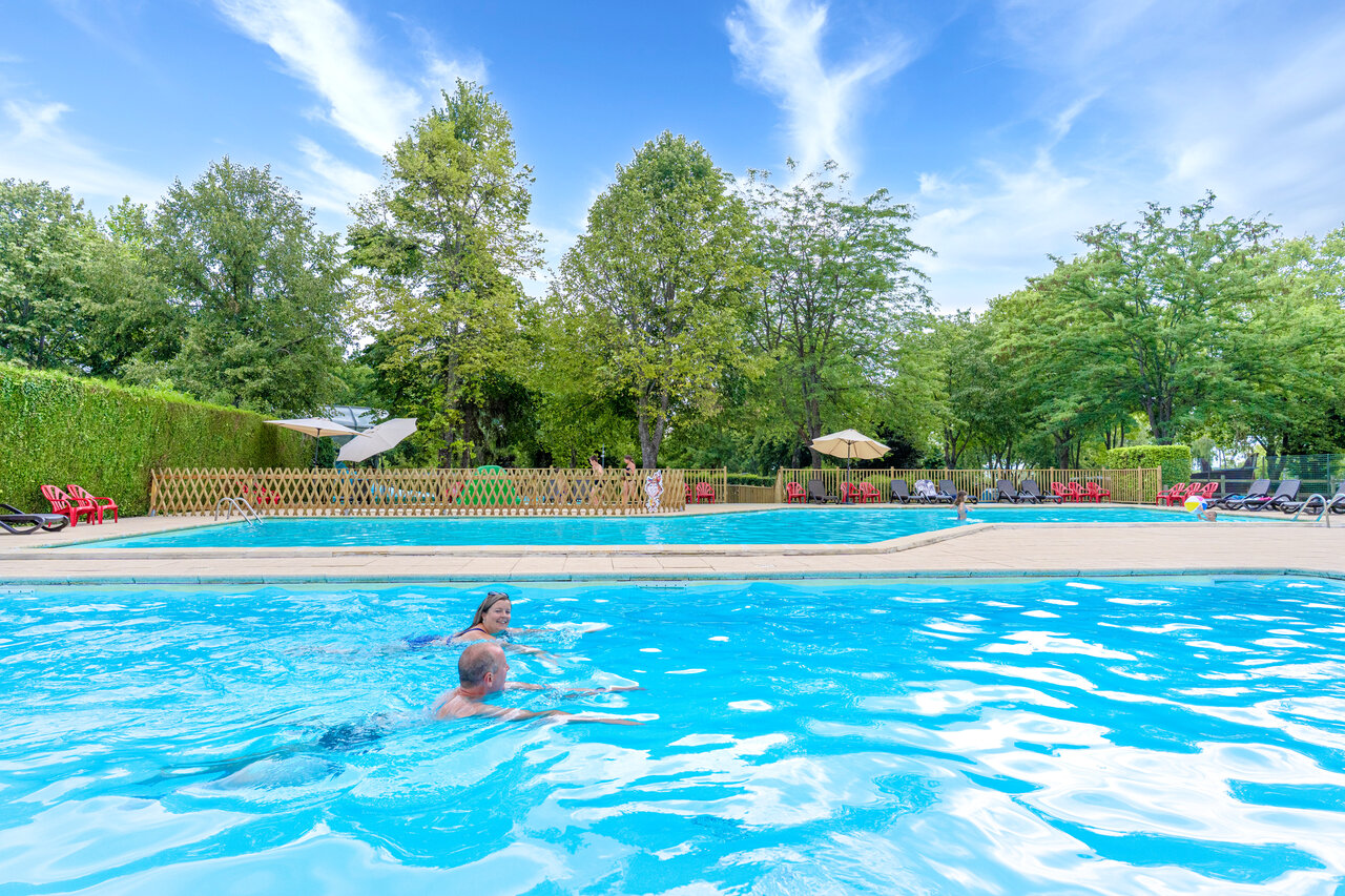 Piscine ext�rieure avec baigneurs au camping CAPFUN Ranch des Volcans � Chatel-Guyon (63).