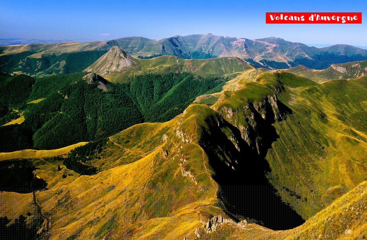Volcans d'Auvergne, paysages montagneux et verdoyants � visiter pr�s de Chatel-Guyon.