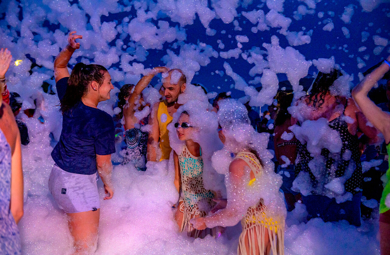 F�te mousse anim�e avec des vacanciers souriants au camping CAPFUN Ranch des Volcans � Chatel-Guyon (63).