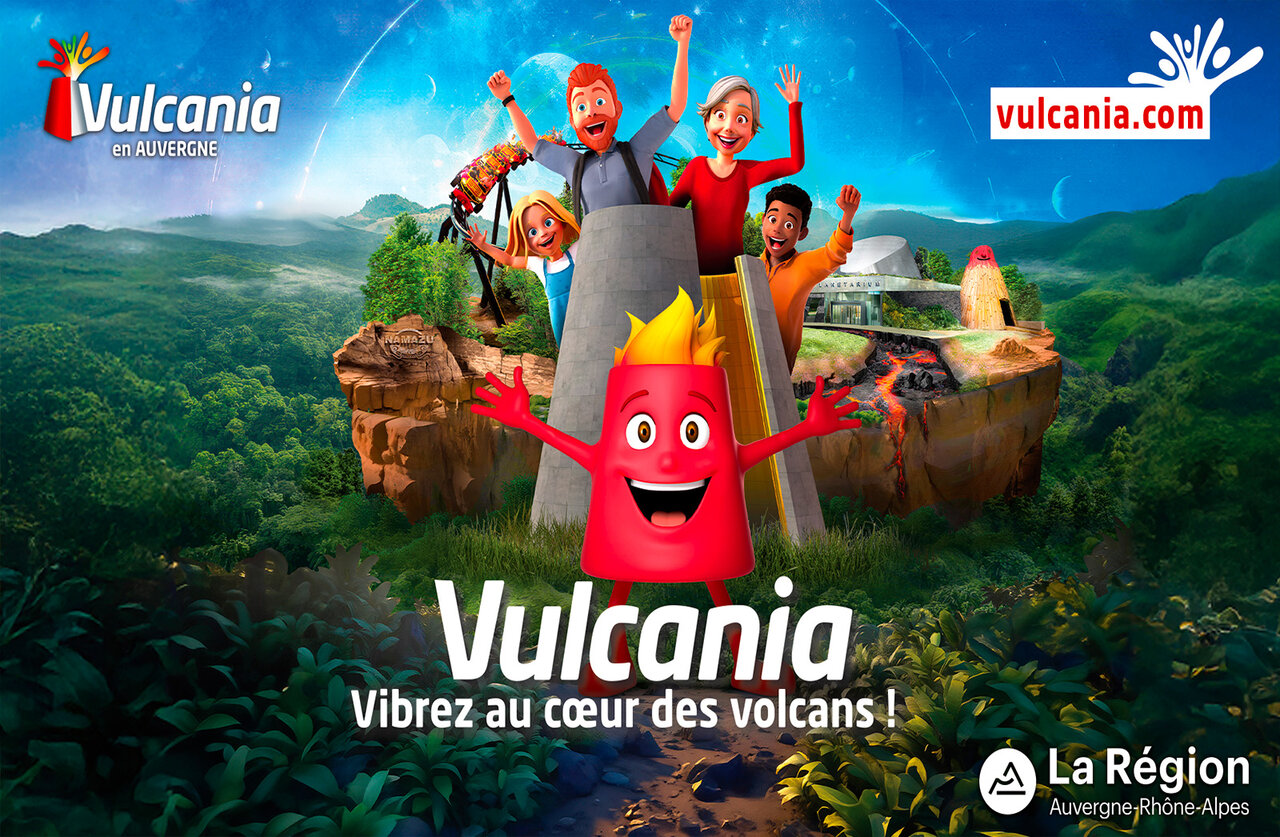 Parc d'attractions Vulcania en Auvergne, avec mascotte et visiteurs joyeux.