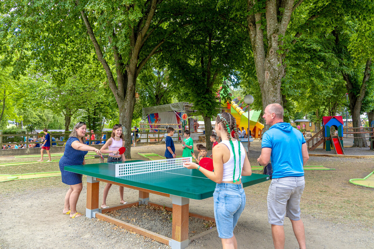 Partie de tennis de table en famille au camping CAPFUN Ranch des Volcans (63).