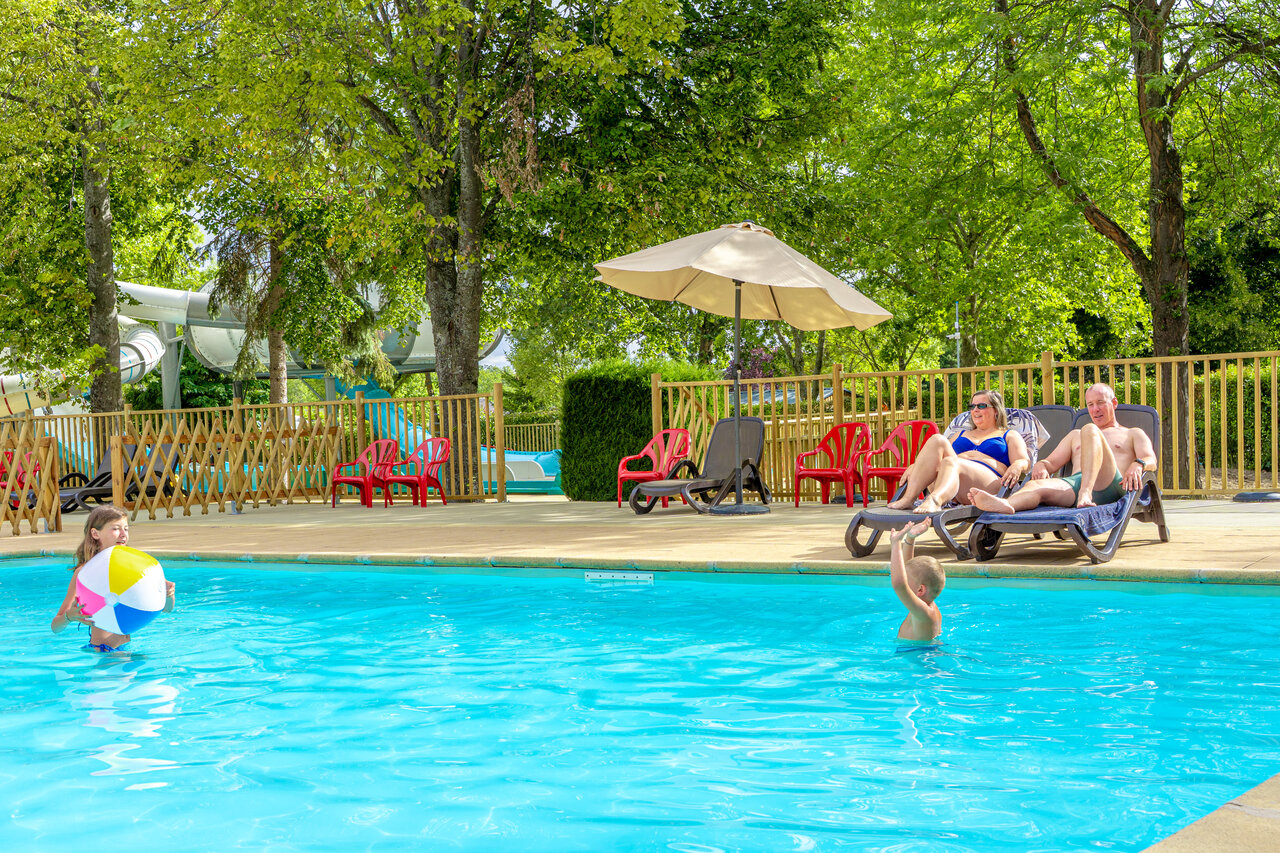 Piscine ext�rieure familiale avec toboggans au CAPFUN Ranch des Volcans � Chatel-Guyon (63).
