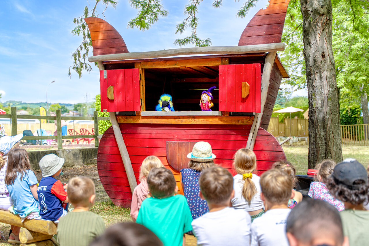 Spectacle de marionnettes pour enfants au camping CAPFUN Ranch des Volcans � Chatel-Guyon (63).