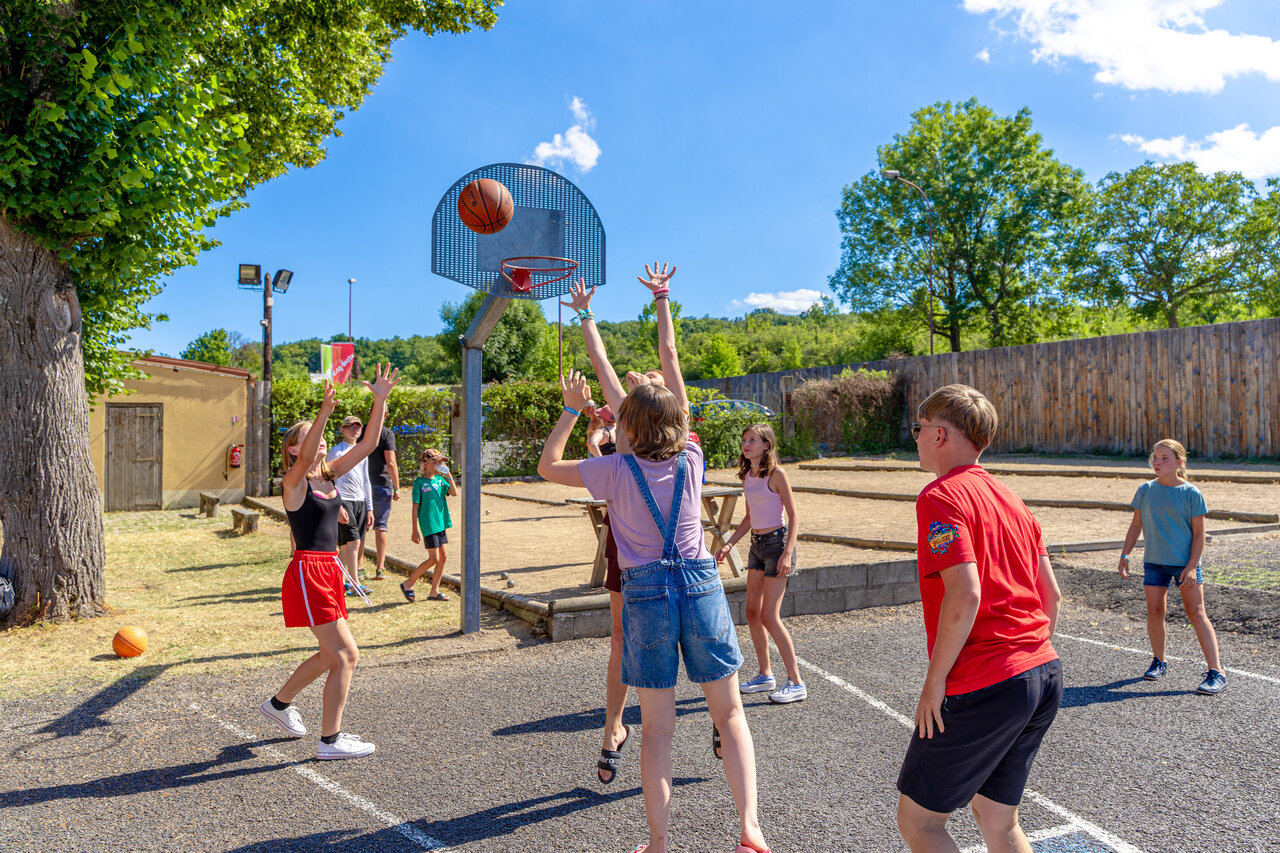 Terrain de basketball avec enfants jouant au camping CAPFUN Ranch des Volcans � Chatel-Guyon (63).