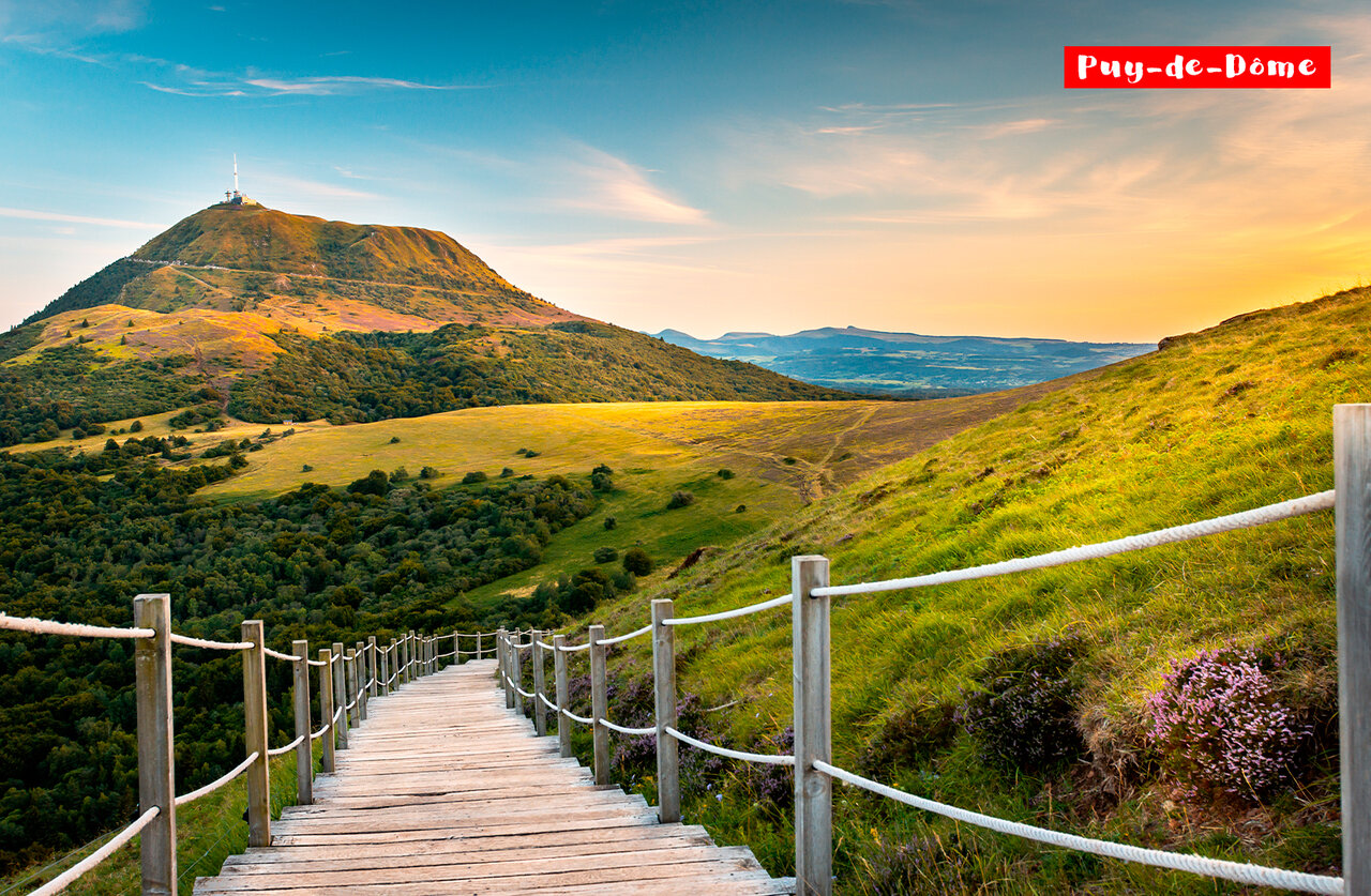 Chemin en bois menant au sommet du Puy de D�me, Auvergne.