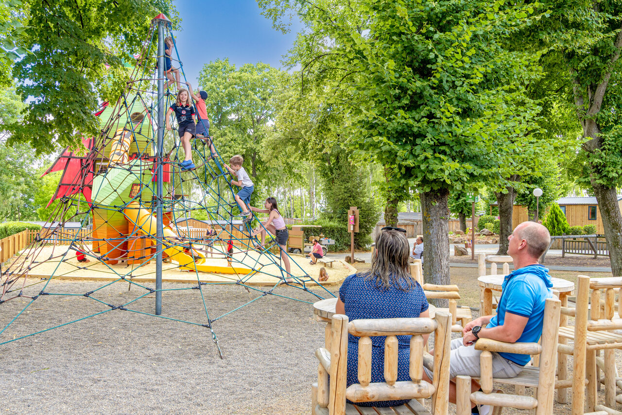 Aire de jeux, escalade au camping CAPFUN Ranch des Volcans � Chatel-Guyon (63).