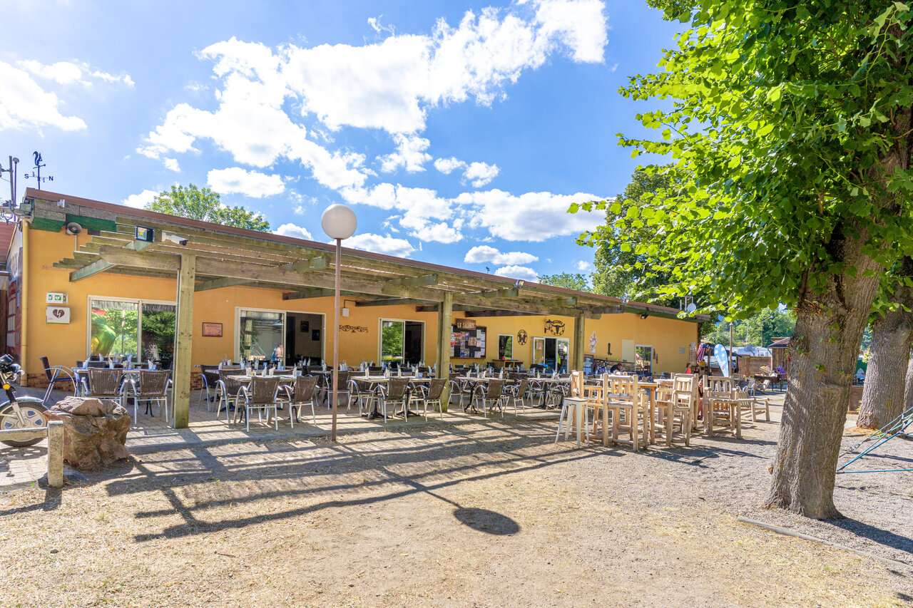 Terrasse ext�rieure du restaurant au camping CAPFUN Ranch des Volcans � Chatel-Guyon.