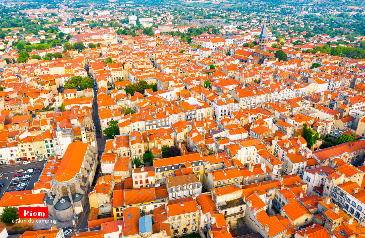 Vue a�rienne du centre historique de Riom, ville � visiter en Auvergne.