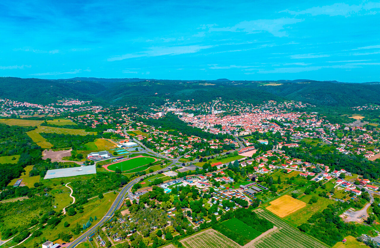 Vue a�rienne panoramique de la ville de Ch�tel-Guyon en Auvergne.