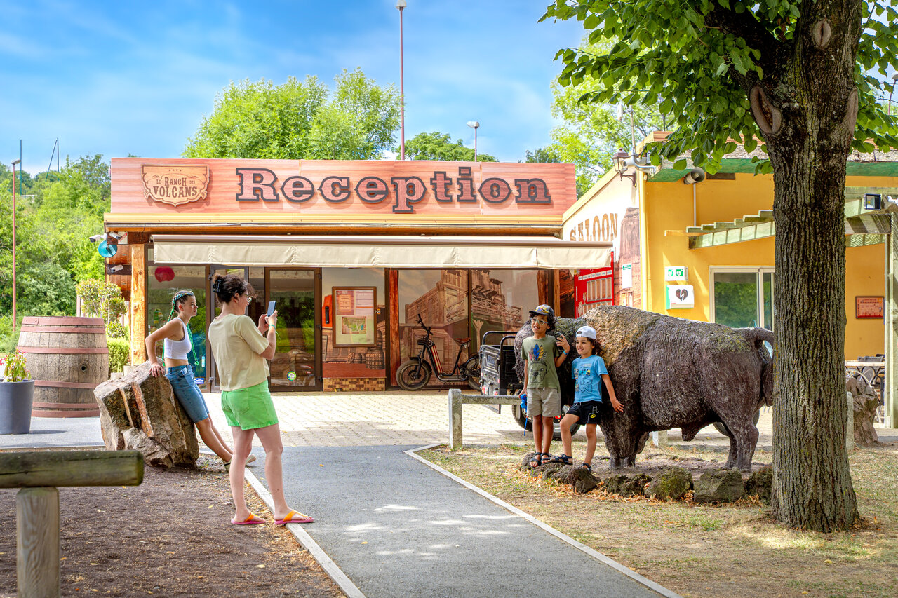 R�ception western, statue bison, au CAPFUN Ranch des Volcans, Chatel-Guyon.