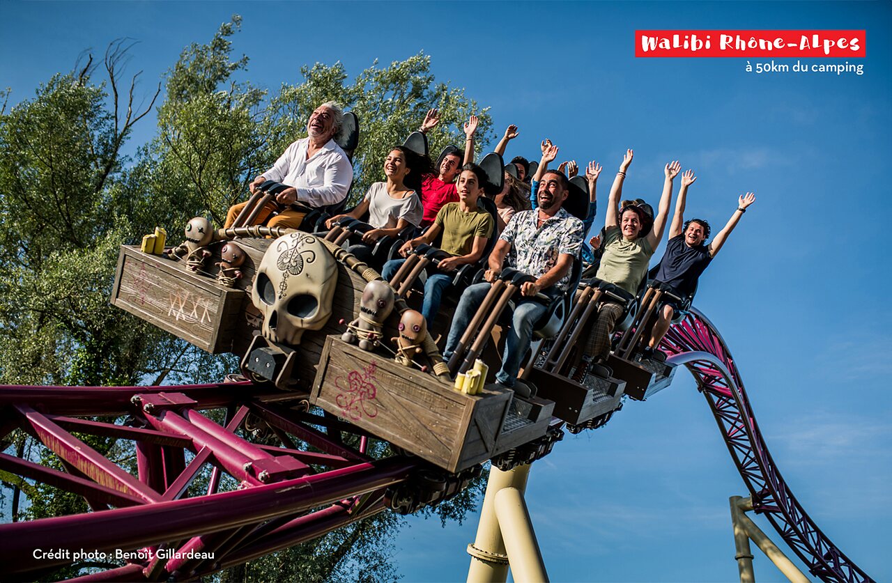 Montagnes russes palpitantes � Walibi Rh�ne-Alpes, parc d'attractions proche du camping.