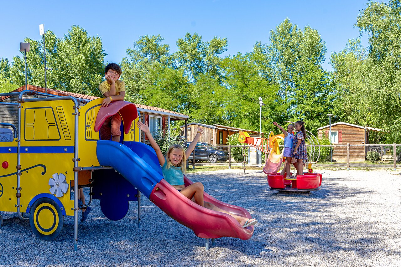 Aire de jeux color�e avec toboggan et enfants au camping CAPFUN R�gni�re � VILLETTE D'ANTHON.