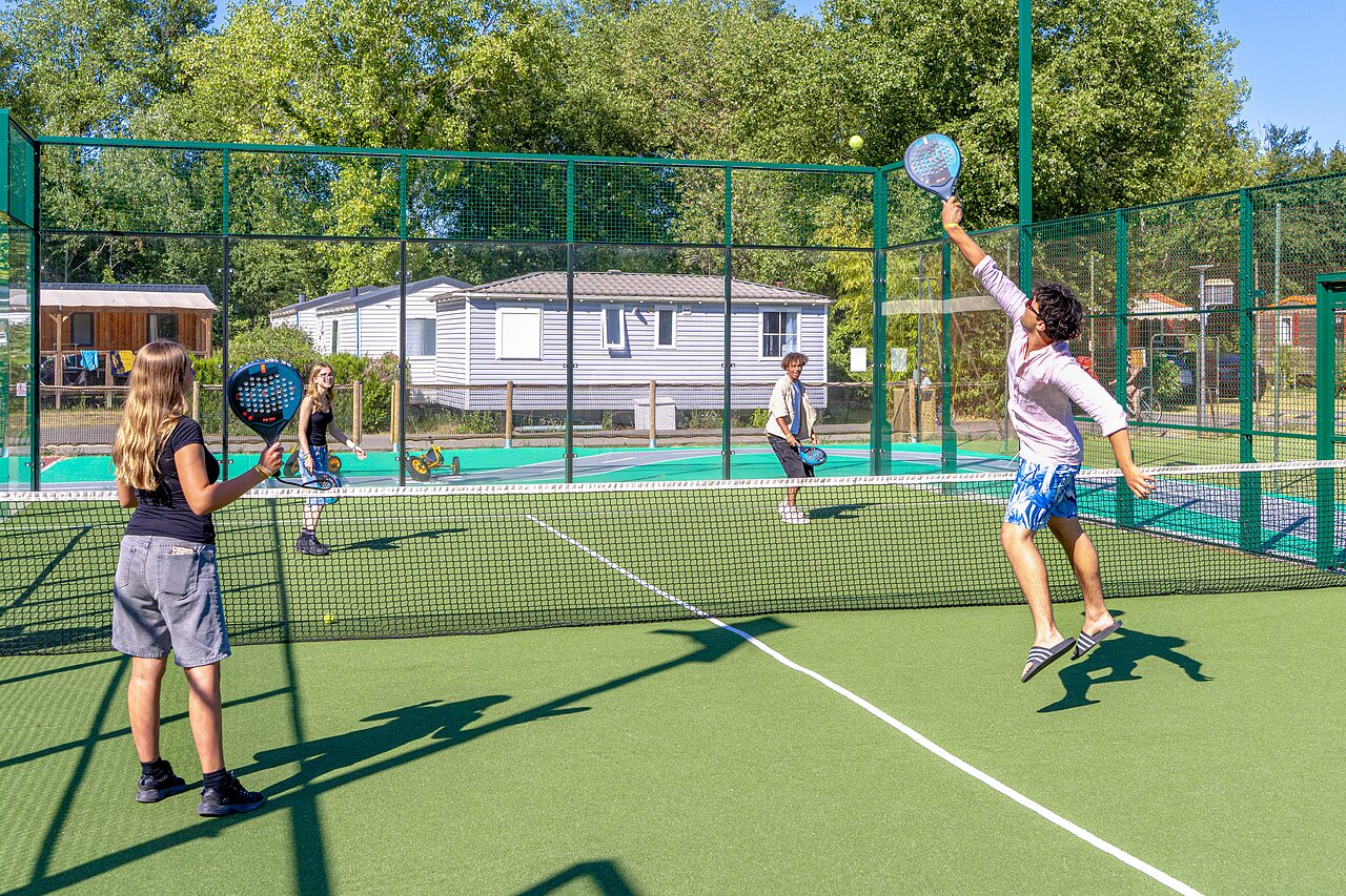 Terrain de padel avec joueurs actifs au camping CAPFUN R�gni�re � VILLETTE D'ANTHON (38).