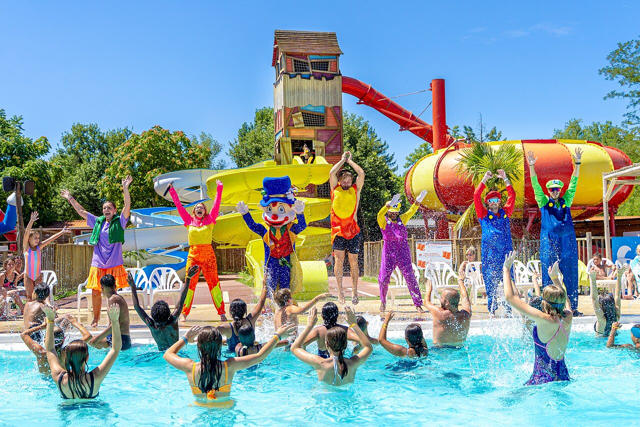 Piscine, toboggans et animateurs en costumes au camping CAPFUN R�gni�re � VILLETTE D'ANTHON (38).