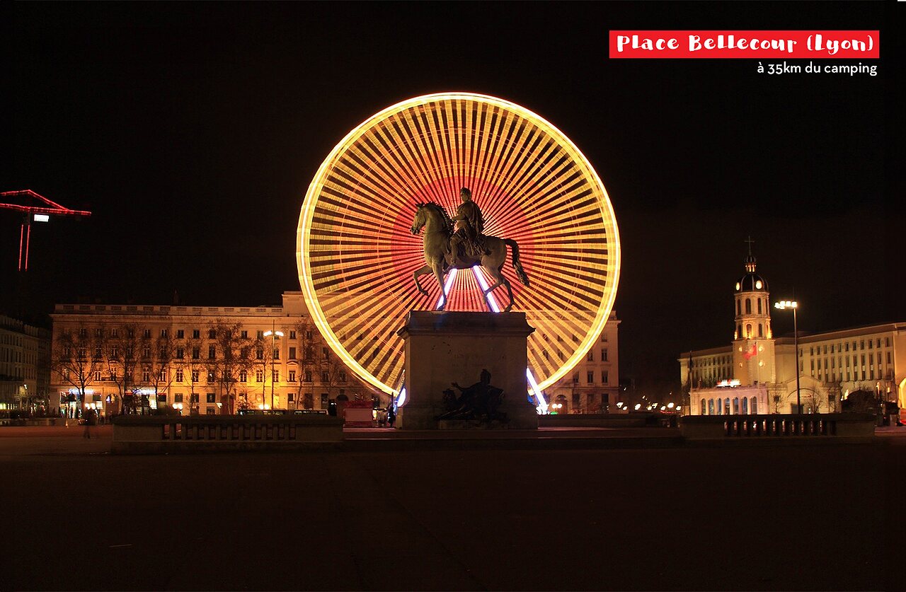 Place Bellecour � Lyon la nuit, grande roue et statue �questre illumin�es.