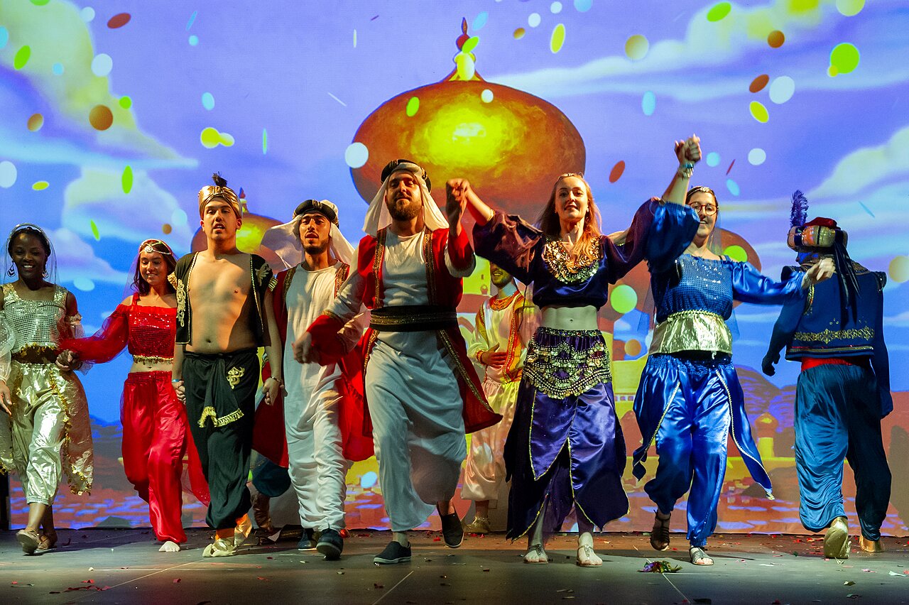 Spectacle d'animation avec danseurs en costumes orientaux au camping CAPFUN R�gni�re � VILLETTE D'ANTHON (38).