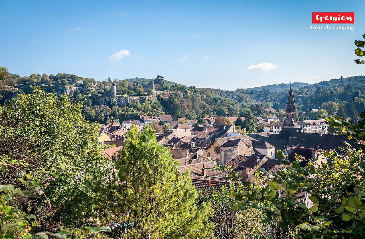 Ville m�di�vale de Cr�mieu avec son �glise, lieu � visiter pr�s du camping.