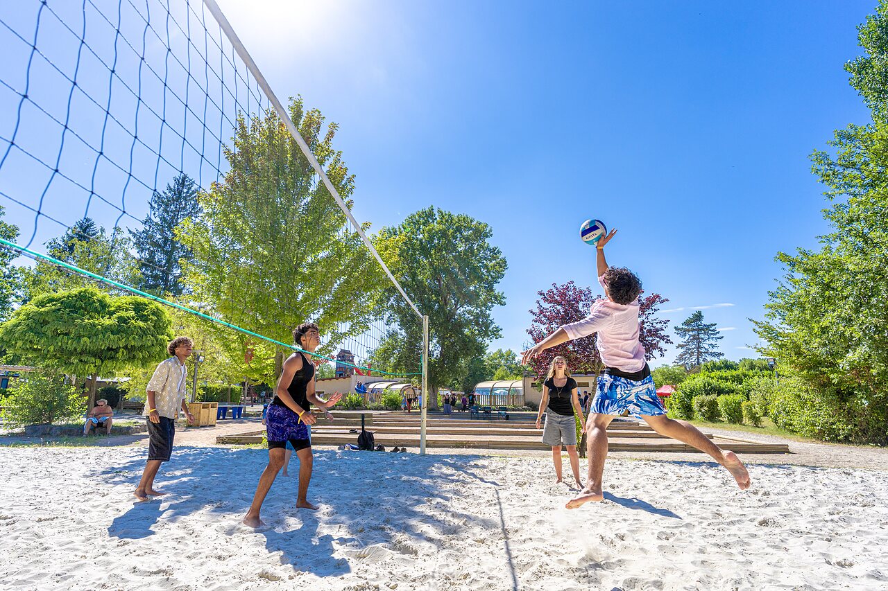 Jeunes jouant au volleyball sur sable au camping CAPFUN R�gni�re � VILLETTE D'ANTHON (38).