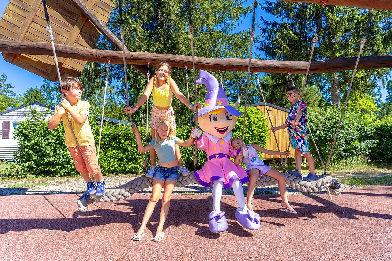 Enfants et mascotte sur balan�oire g�ante au camping CAPFUN R�gni�re � VILLETTE D'ANTHON (38).