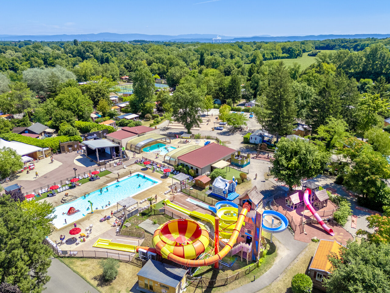 Grand parc aquatique avec toboggans et piscines au camping CAPFUN R�gni�re : Maisons dans les arbres � Lyon � Villette d'Anthon (38).