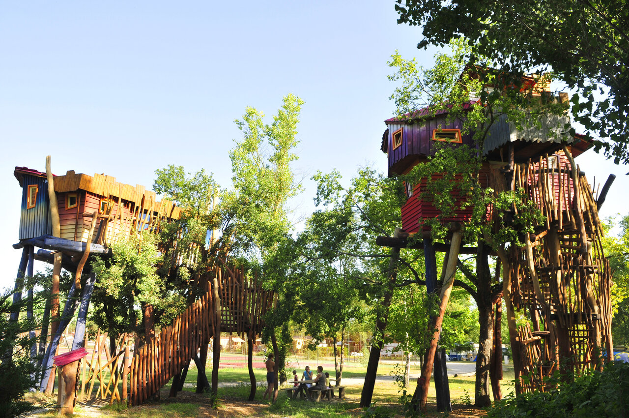 Maisons dans les arbres originales et aire de jeux au camping CAPFUN R�gni�re � Villette d'Anthon.