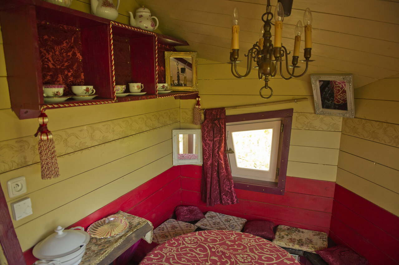 Int�rieur de roulotte d�cor� au camping CAPFUN R�gni�re : Maisons dans les arbres � Lyon � Villette d'Anthon (38).