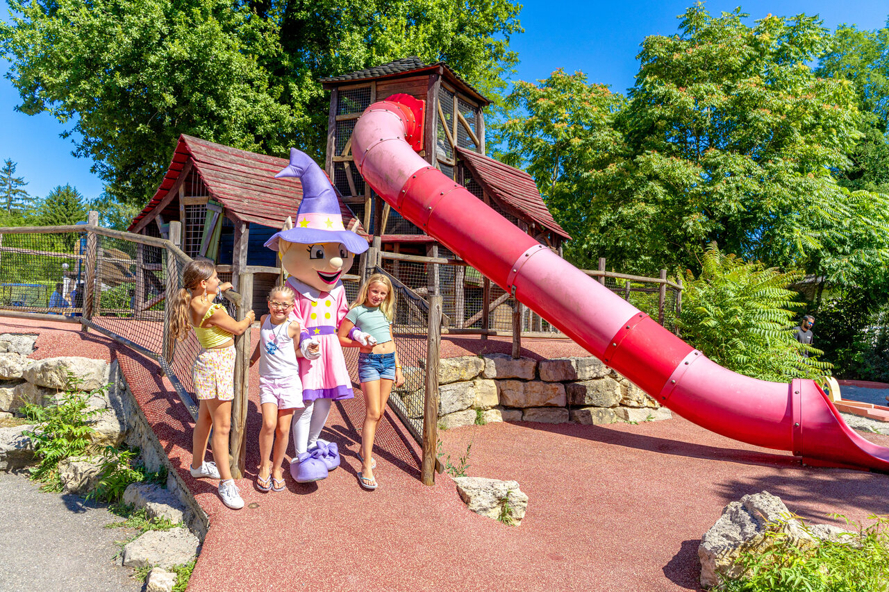Toboggan g�ant, enfants et mascotte au camping CAPFUN R�gni�re � Villette d'Anthon.