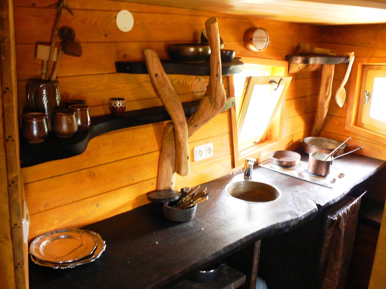 Cuisine rustique en bois avec �vier et plaques au camping CAPFUN R�gni�re : Maisons dans les arbres � Lyon � Villette d'Anthon (38).