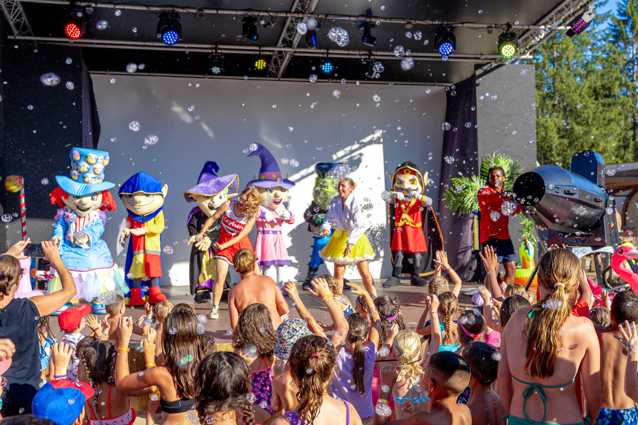 Spectacle d'animation avec mascottes et bulles au camping CAPFUN R�gni�re : Maisons dans les arbres � Lyon � Villette d'Anthon (38).