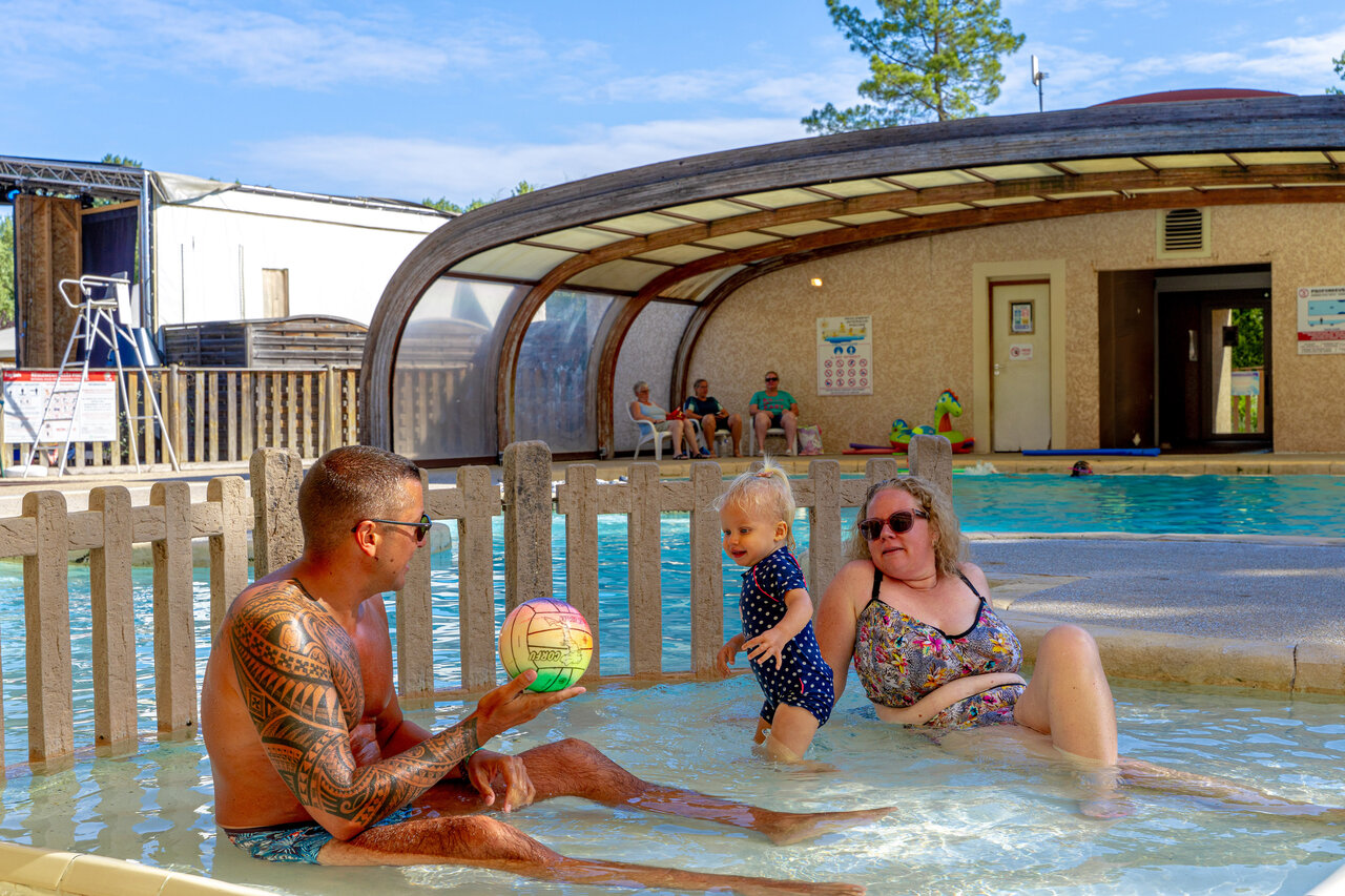 Pataugeoire familiale, piscine couverte au camping CAPFUN R�gni�re � Villette d'Anthon.