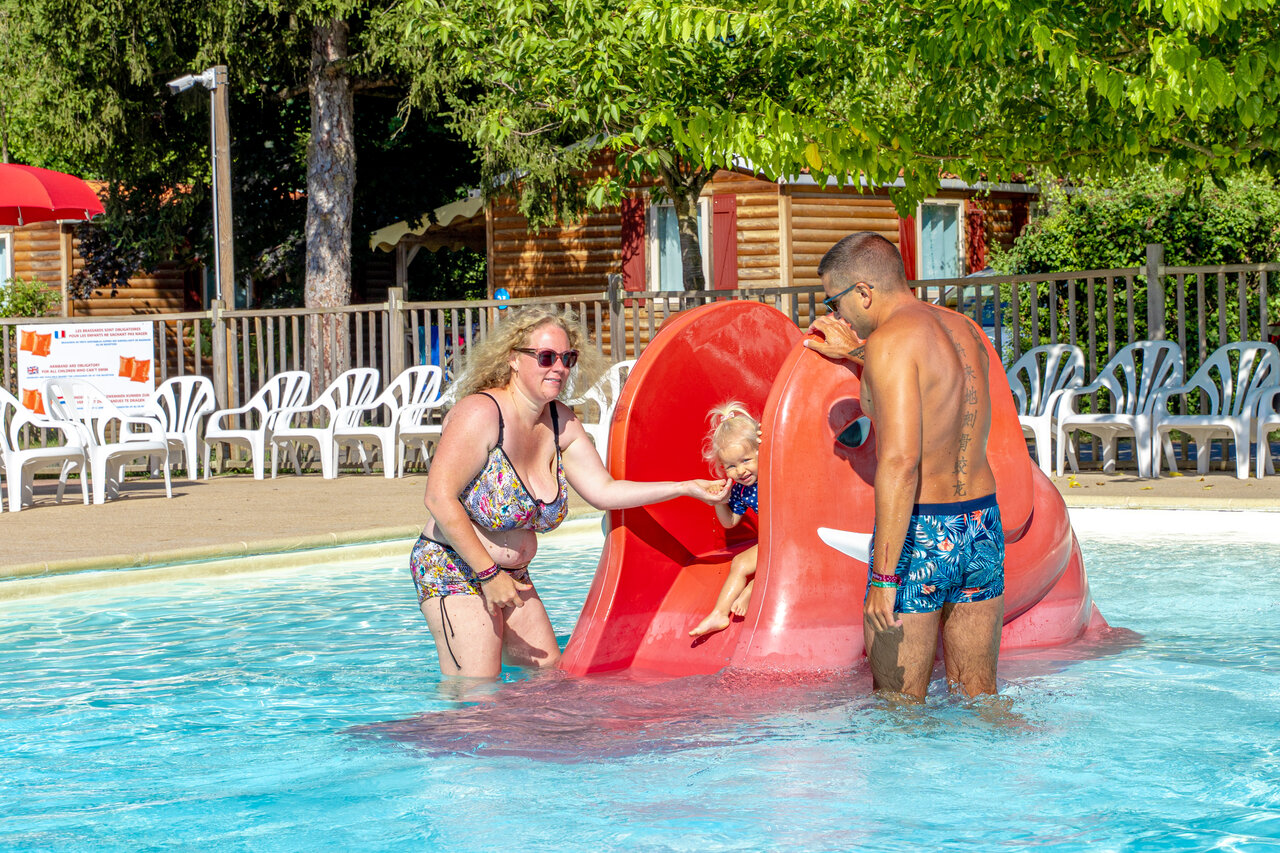 Toboggan aquatique pour enfants et famille dans piscine au camping CAPFUN R�gni�re : Maisons dans les arbres � Lyon � Villette d'Anthon (38).