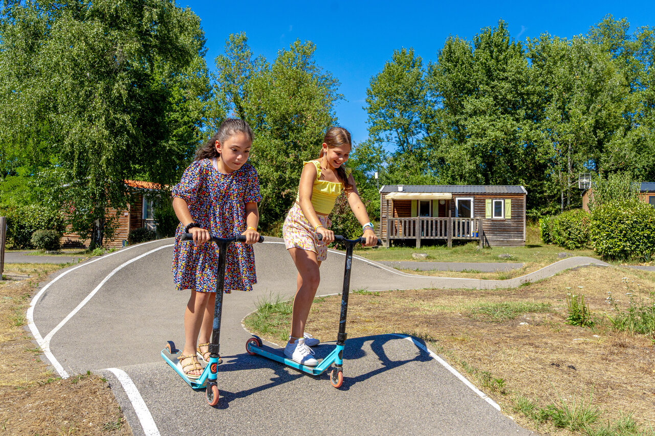 Pump track et trottinettes pour enfants au camping CAPFUN R�gni�re : Maisons dans les arbres � Lyon � Villette d'Anthon (38).