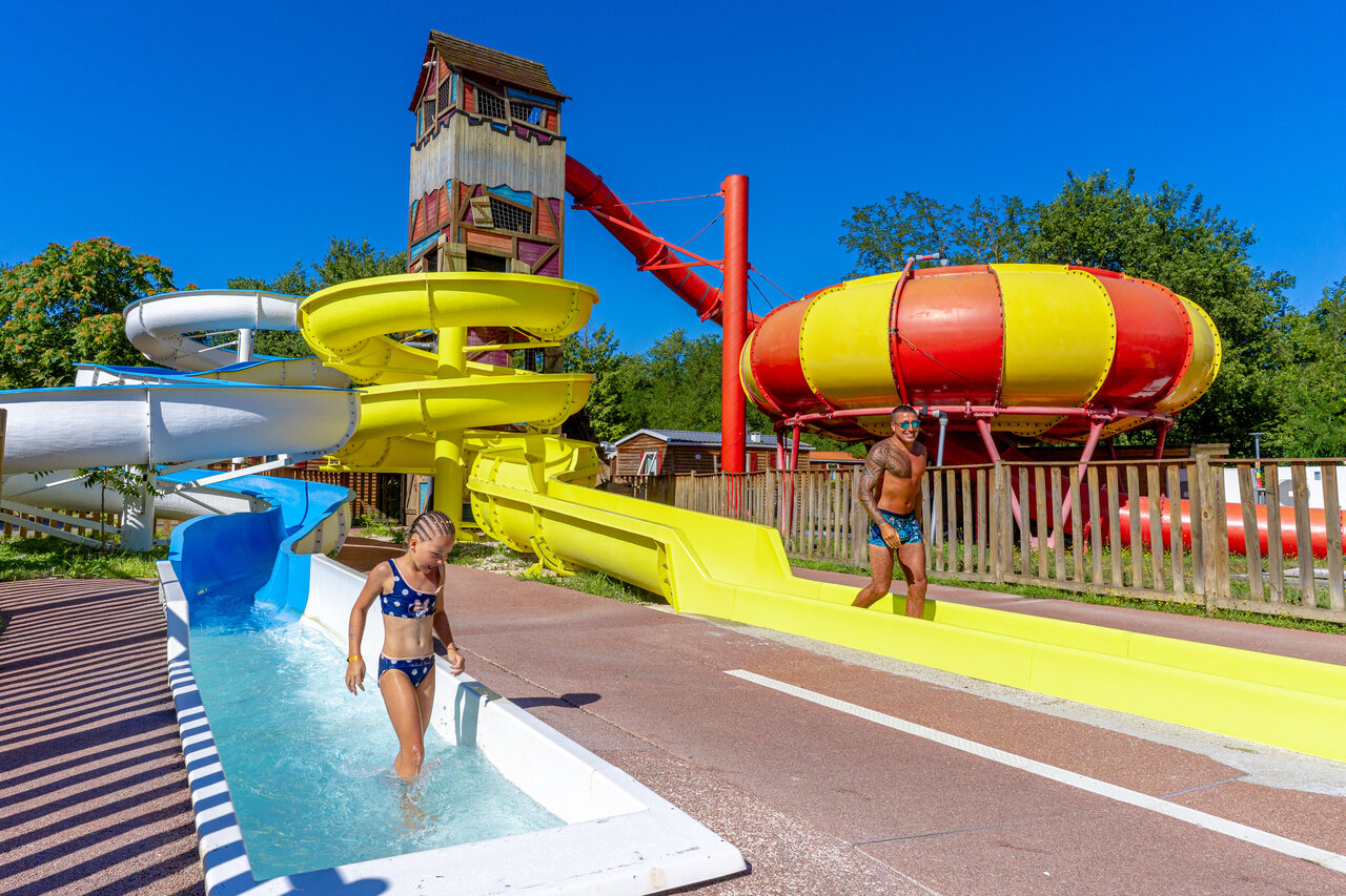 Toboggans aquatiques color�s au camping CAPFUN R�gni�re : Maisons dans les arbres � Lyon � Villette d'Anthon (38).