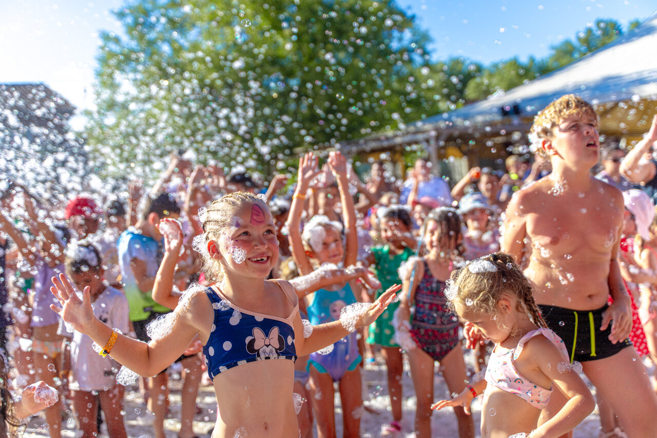 Enfants heureux f�te mousse au camping CAPFUN R�gni�re : Maisons dans les arbres � Lyon � Villette d'Anthon (38).
