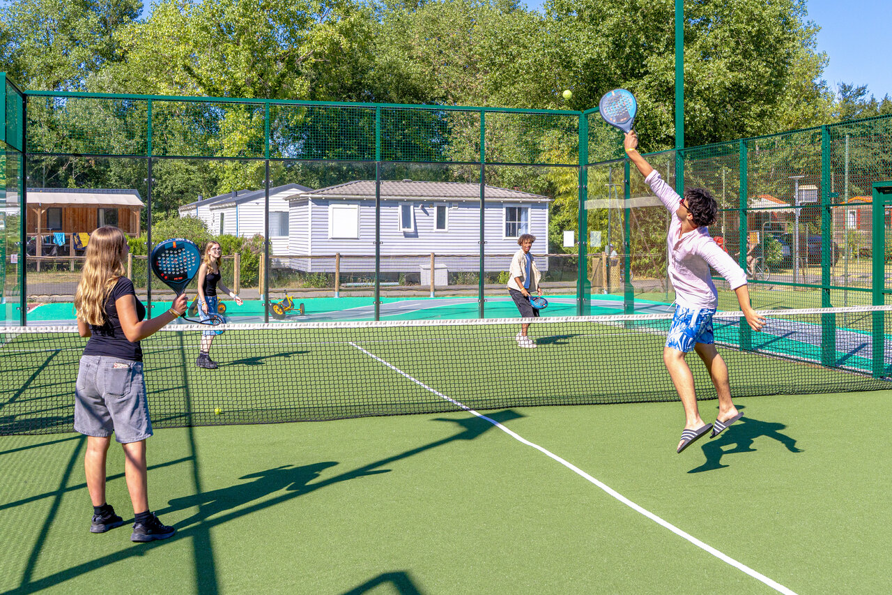 Terrain de padel avec joueurs, Mobil-homes au camping CAPFUN R�gni�re � Villette d'Anthon.