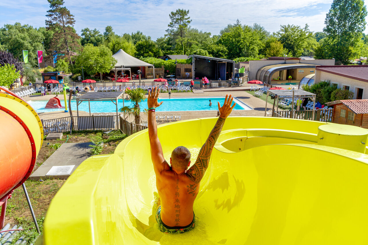 Toboggan aquatique g�ant, piscine ext�rieure au camping CAPFUN R�gni�re : Maisons dans les arbres � Lyon � Villette d'Anthon (38).