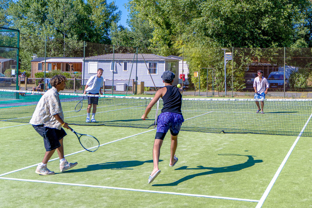 Terrain de tennis avec joueurs, Mobil-homes au camping CAPFUN R�gni�re : Maisons dans les arbres � Lyon � Villette d'Anthon (38).