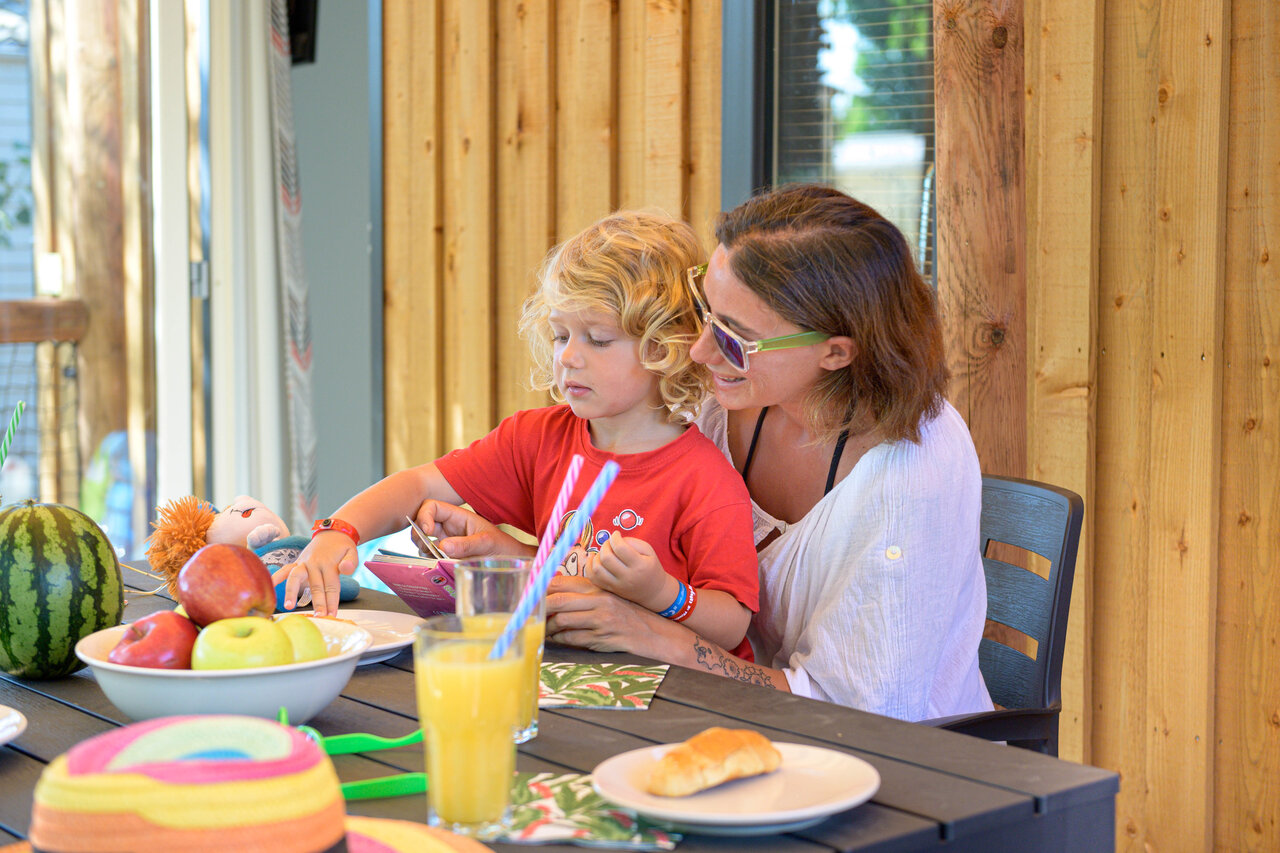 Repas en famille sur terrasse Mobil-home au camping CAPFUN R�gni�re � Villette d'Anthon.